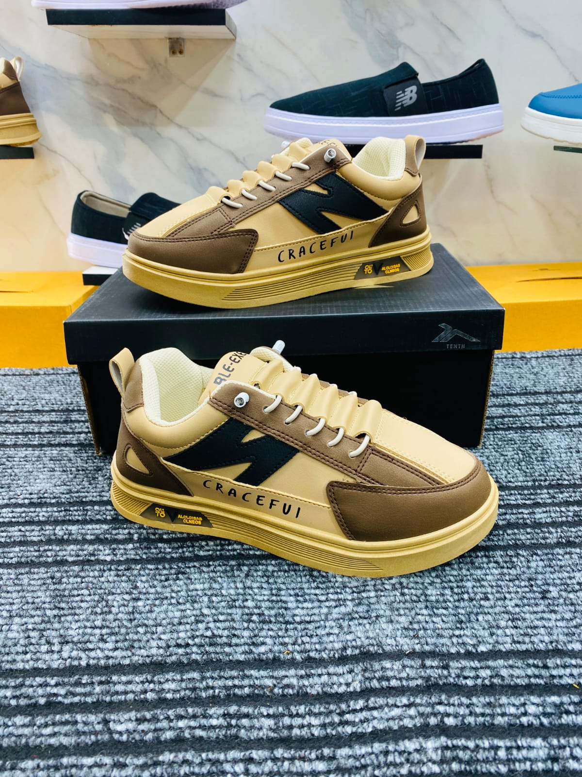 N brown lace free lightweight sneakers for men. - Image 5